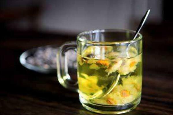 菊花茶的功效與作用及禁忌，清熱解毒、美容養(yǎng)顏