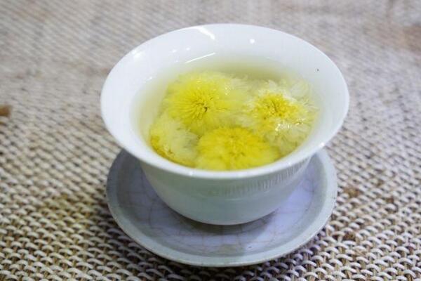 菊花茶的功效與作用及禁忌，清熱解毒、美容養(yǎng)顏