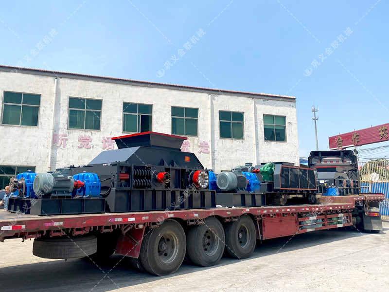 1200*1200雙齒輥破碎機，兩臺900*900軌道移動雙齒輥破碎機發(fā)往云南
